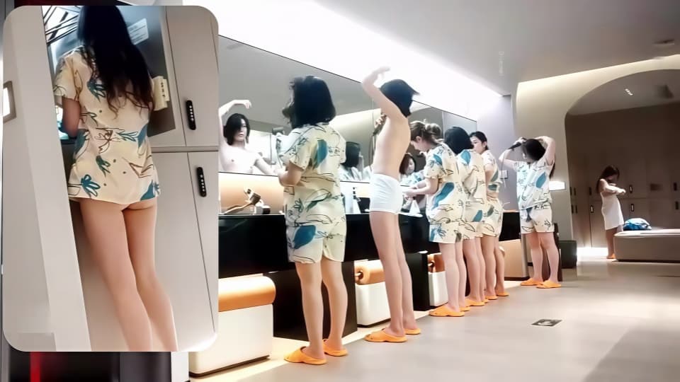 洗浴中心内部员工偷拍-众多的小姐姐洗澡换衣服